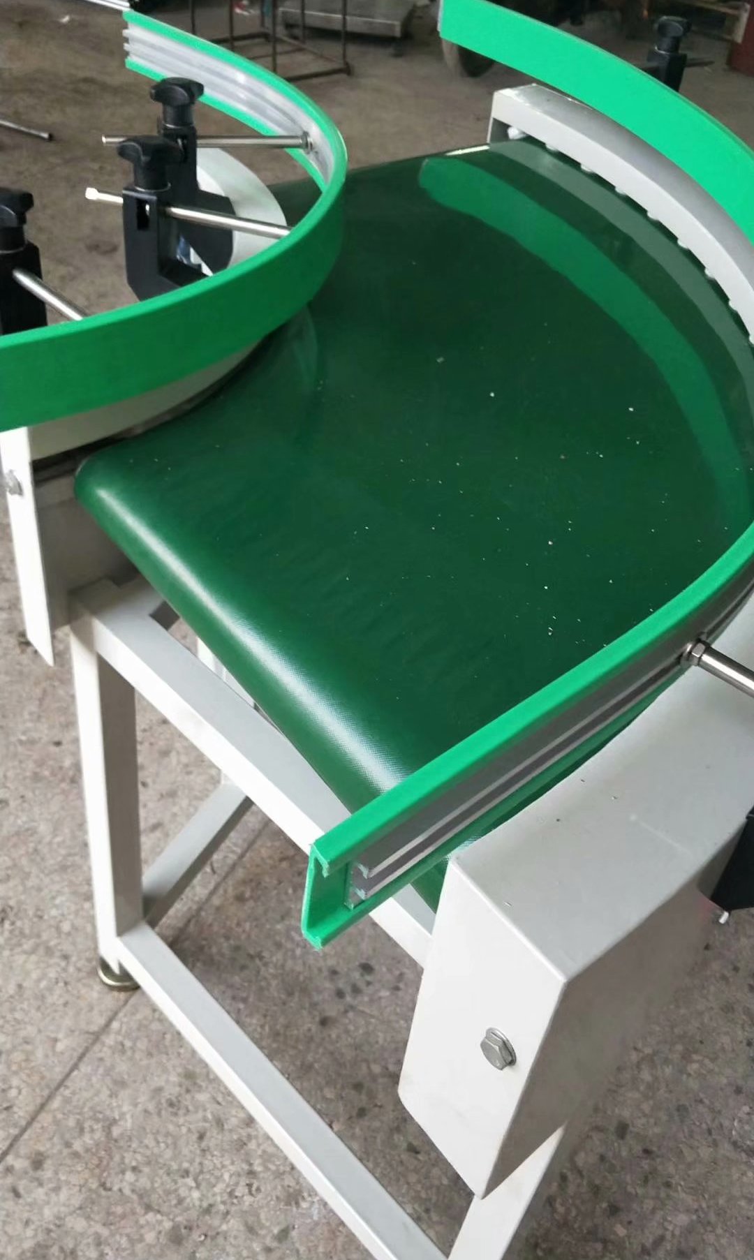 轉(zhuǎn)彎皮帶輸送機(jī)實(shí)體圖.jpg 轉(zhuǎn)彎皮帶輸送機(jī)實(shí)體圖.jpg